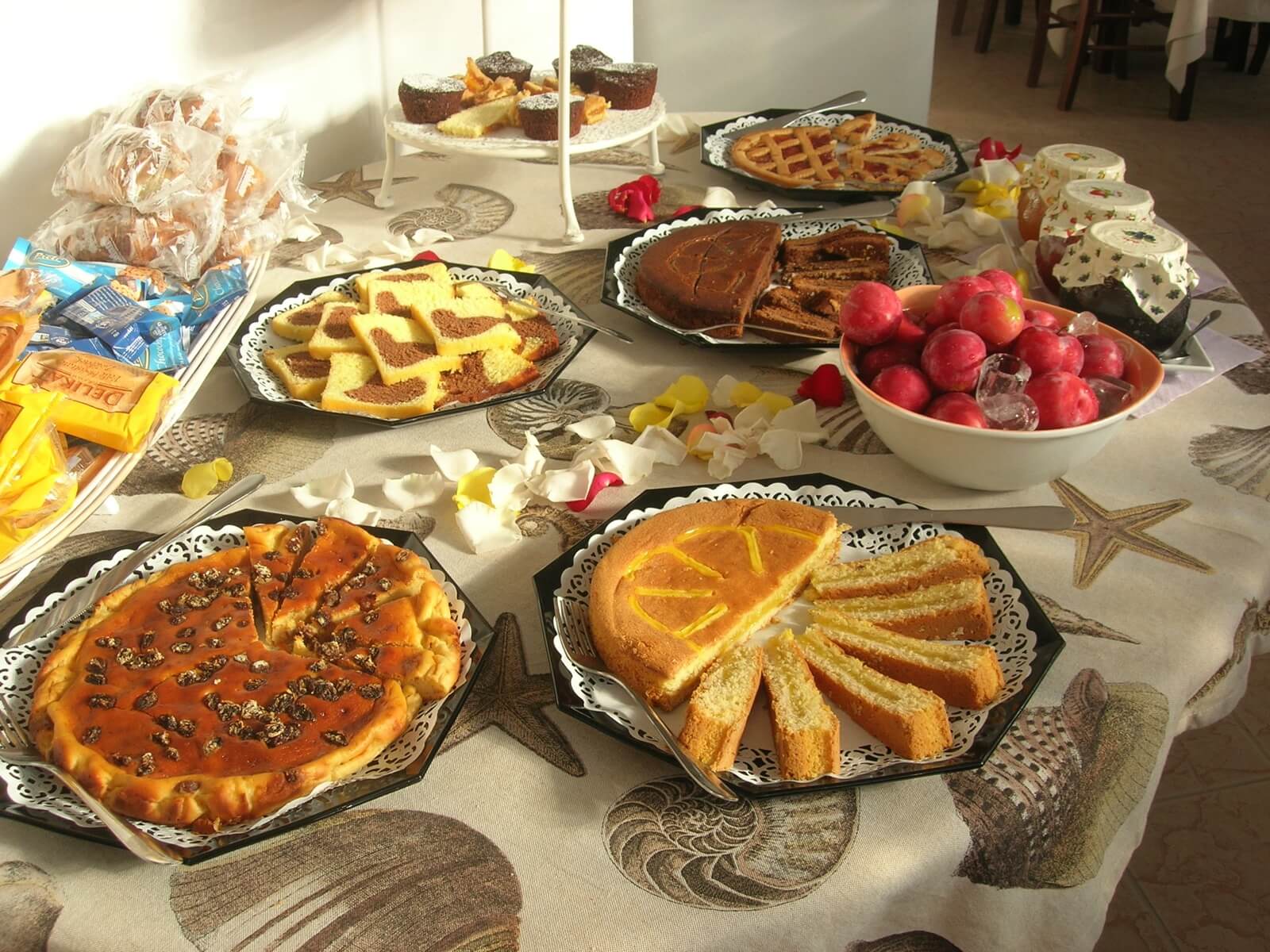 Colazione e atmosfera del bed and breakfast Hotel del Sole San Vincenzo