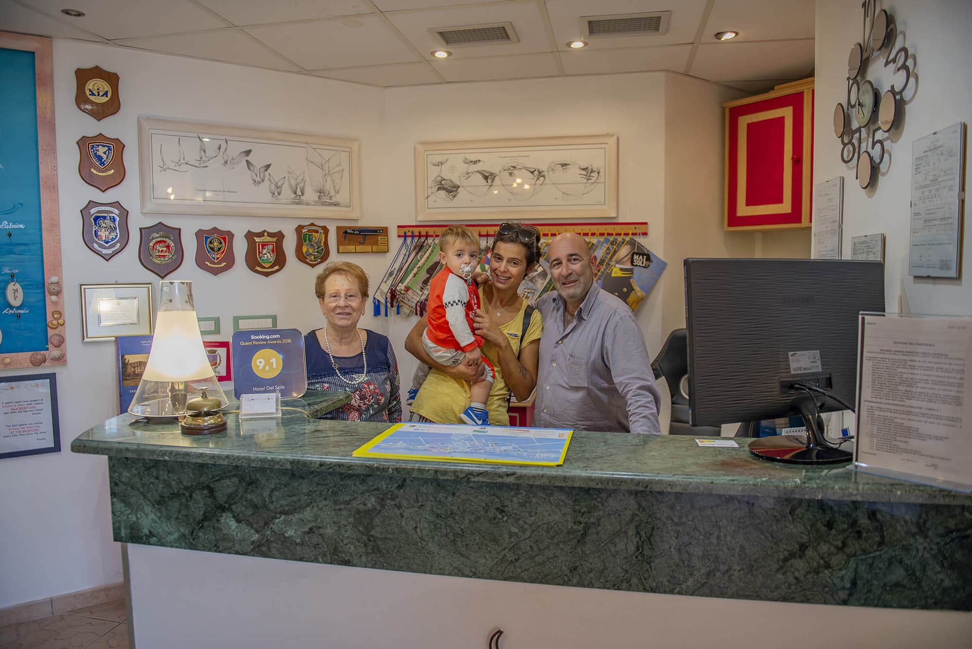 Atmosfera familiare Hotel del Sole – Gianluca, Paola e staff alla reception