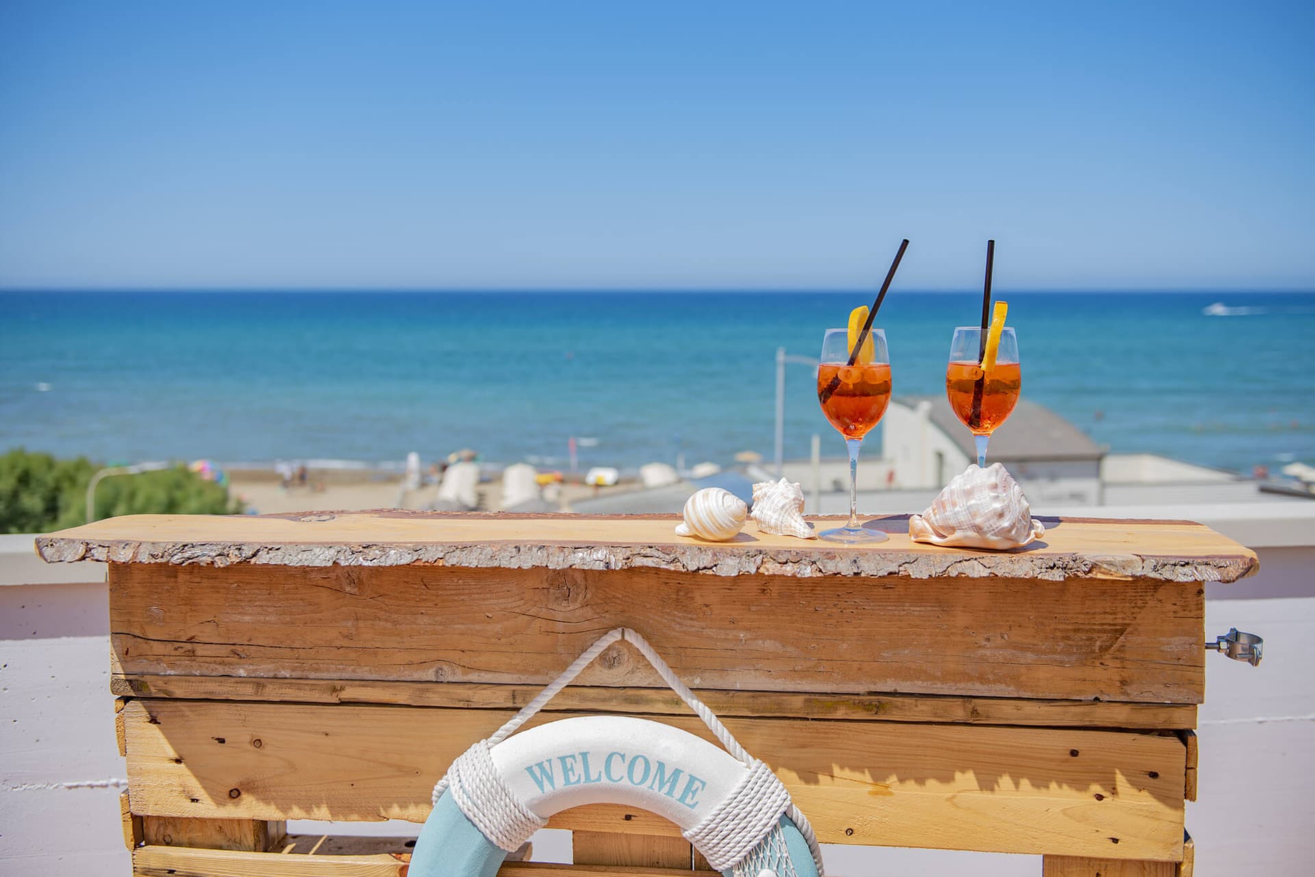 Vista esterna dell'Hotel del Sole San Vincenzo con il mare della Costa degli Etruschi sullo sfondo